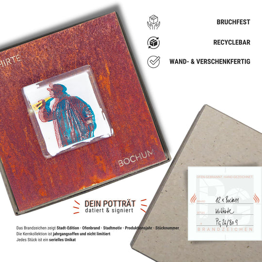 Edition 9/12. Verpackungsinfografik. Pott Glas Wand-Potträt mit Kuhhirte Denkmal-Motiv. Foto in Schmelzglas auf Roststahl. Quadratisches Format mit Gravur, wand- und verschenkfertig verpackt. Beiliegend ein Unikatskärtchen mit handgezeichnetem Brandzeichen.