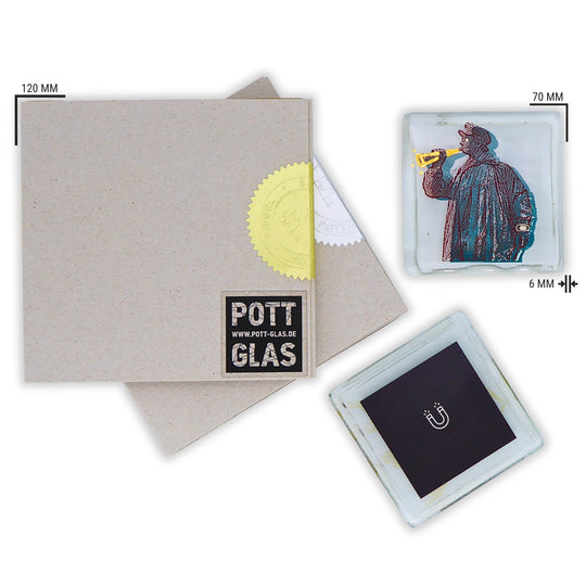 Bochum Edition 09/12. Versiegelte POTT GLAS Karte mit gold- und silberfarbener Siegelplombe. Daneben ein Magnet-POTTRÄT aus Schmelzglas mit grünem Kuhhirte-Motiv und Abmessungsangaben.