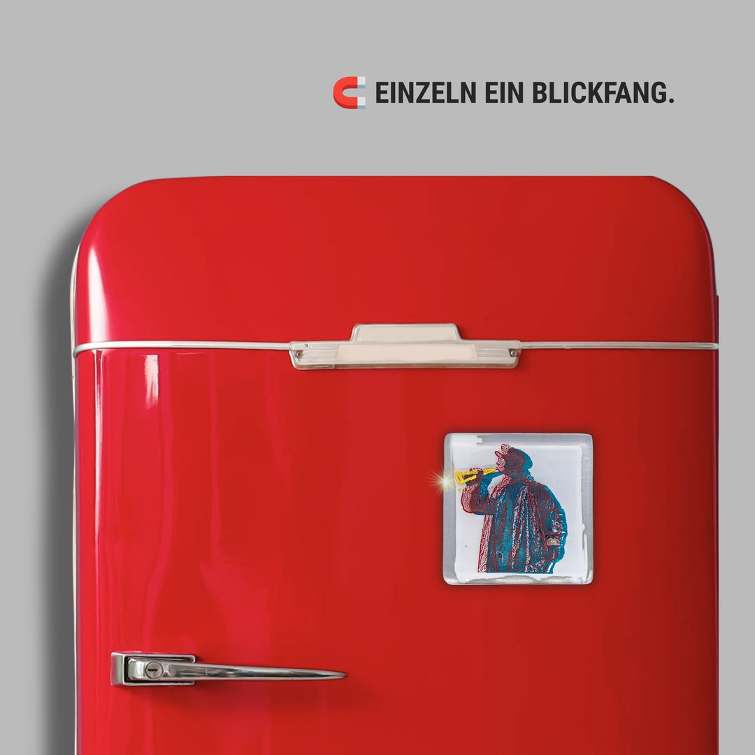 Bochum Edition 09/12. Zeigt das POTT GLAS Magnet-POTTRÄT „Kuhhirte“ in Grün mit Gold- und Platinakzenten auf einem roten Retro-Kühlschrank. Hinweis: „Einzeln ein Blickfang“.