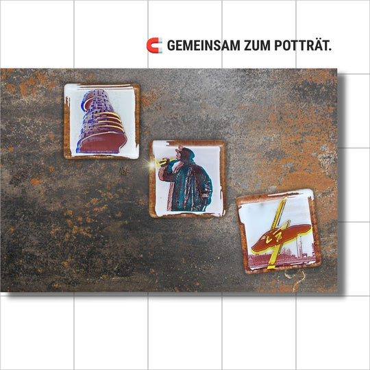 Bochum Edition 09/12. Zeigt drei POTT GLAS Magnet-POTTRÄTS auf einer Roststahl-Magnetwand: Exzenterhaus in Blau, Kuhhirte in Grün und Opel GT Denkmal in Gelb. Hinweis: „Gemeinsam zum Potträt“.