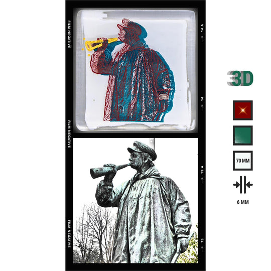 Edition 9/12. Pott Glas Potträt mit Kuhhirte-Motiv. Foto in Schmelzglas als Vorher-Nachher-Bildstreifen. Quadratisches Format mit 3D-FarbPop in Grün, inkl. Abmessungen.