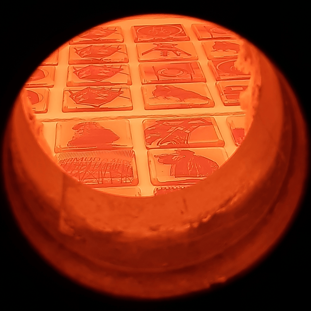 Ein Blick in den Pott Glas Brennofen bei 850°C Schmelztemperatur.