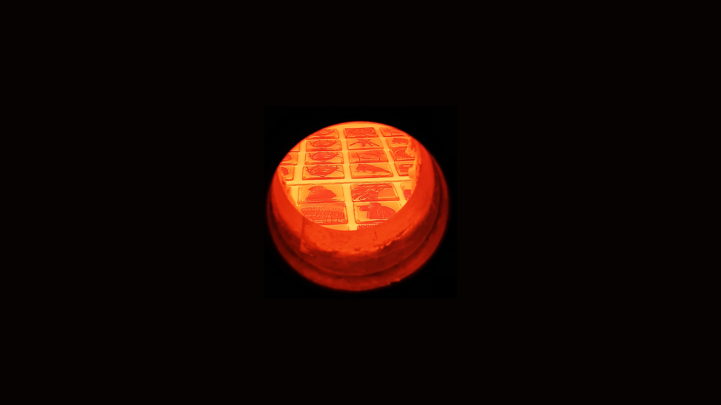 Pott Glas Manufaktur Slider 1: "Hier brennts für dich". Blick durch das Guckloch in den Brennofen bei 850 °C. Schmelzglas Ofenladung mit Bochum Motiven.