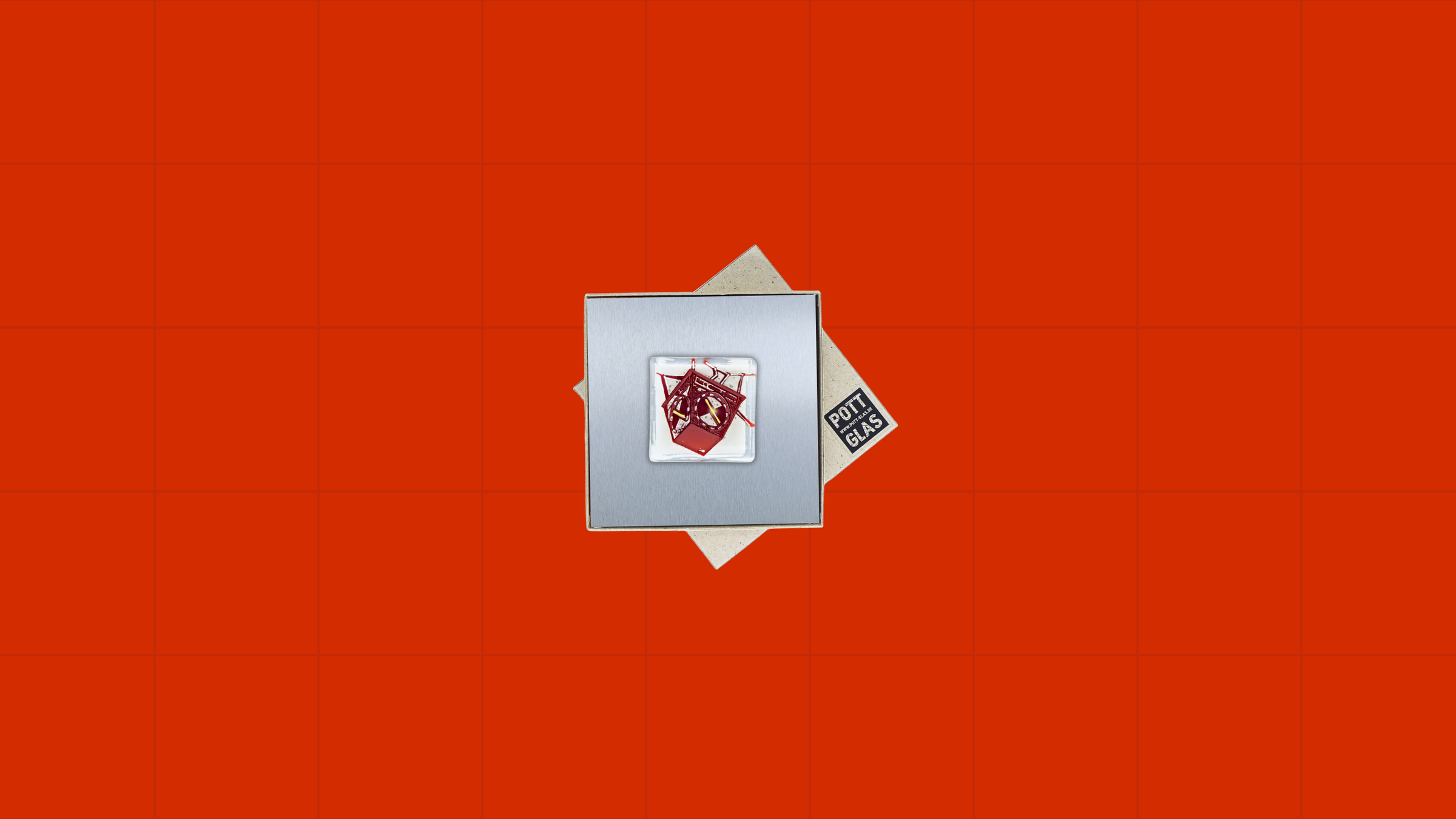 Pott Glas Manufaktur Slider 4: "Von hier für Zuhause". Zeigt Heuer-Ampel Potträt in Rot auf Edelstahl. Verschenkfertig und nachhaltig verpackt. In offener Naturkartonage mit Logo auf Stülpdeckel. 