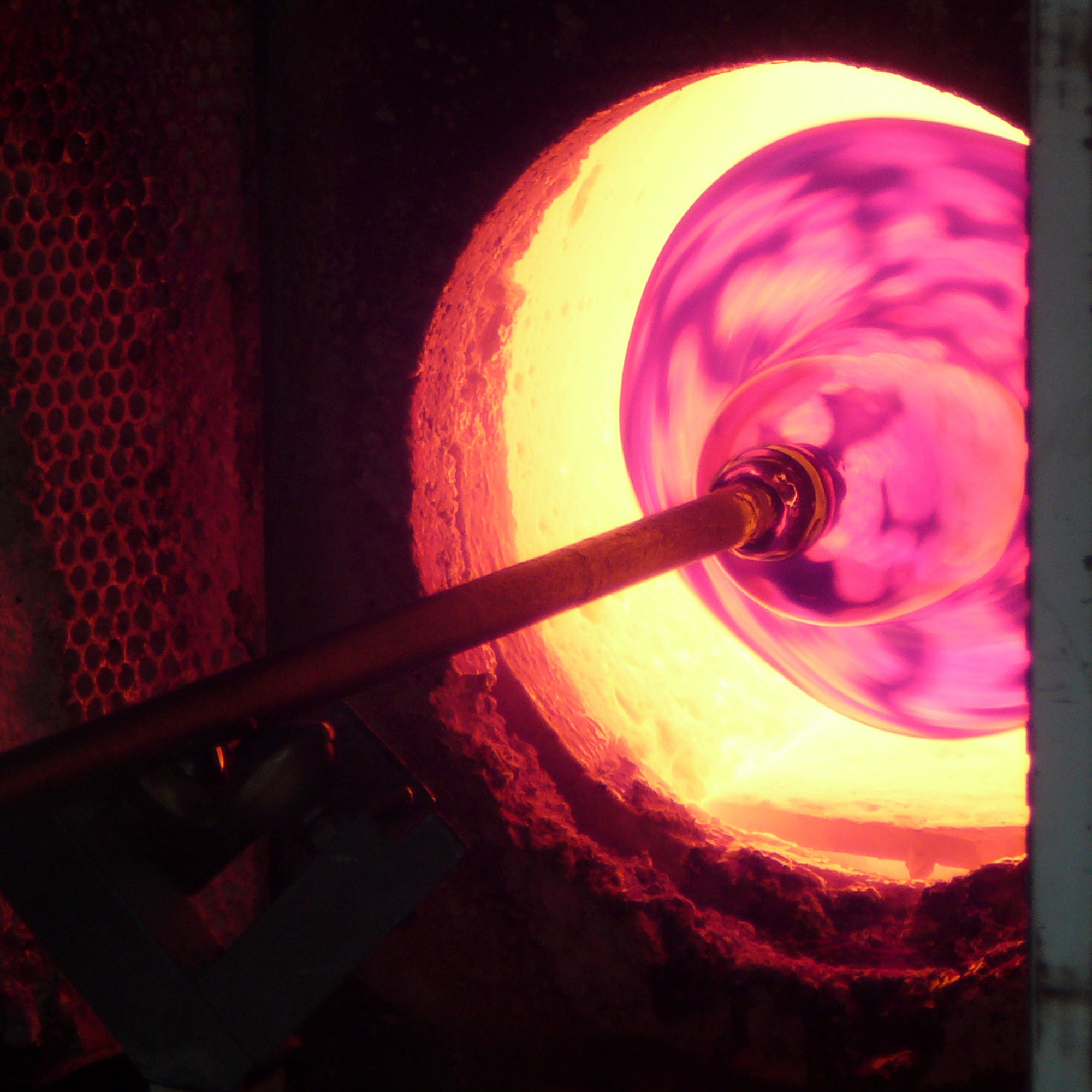 Bildvergleich Einst: Schmelzofen Glasverarbeitung an der Glasmacherpfeife.