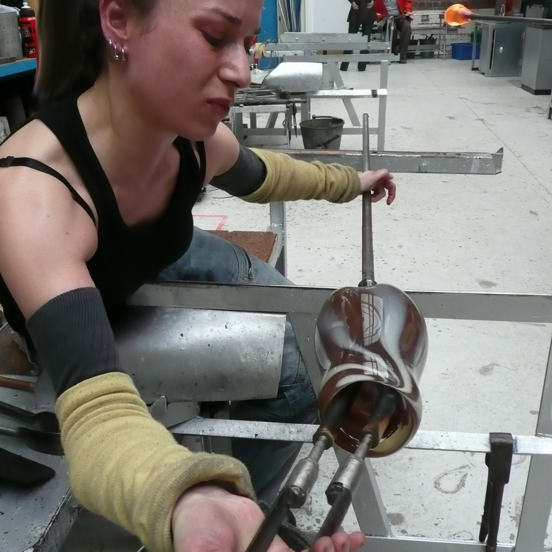 Christina an der Glasmacherpfeife: Herstellung einer Glas Hut Lichtskulptur.