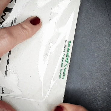 GIF 1 · POTT GLAS Magnet-Potträt. Produktmerkmal am Beispiel der "Heuer-Ampel" in Rot. Zeigt das Aufklappen und Handbeschriften der Inlay-Karte mit dem Beispieltext „Ein Stück von hier in Schmelzglas auf Papier“.