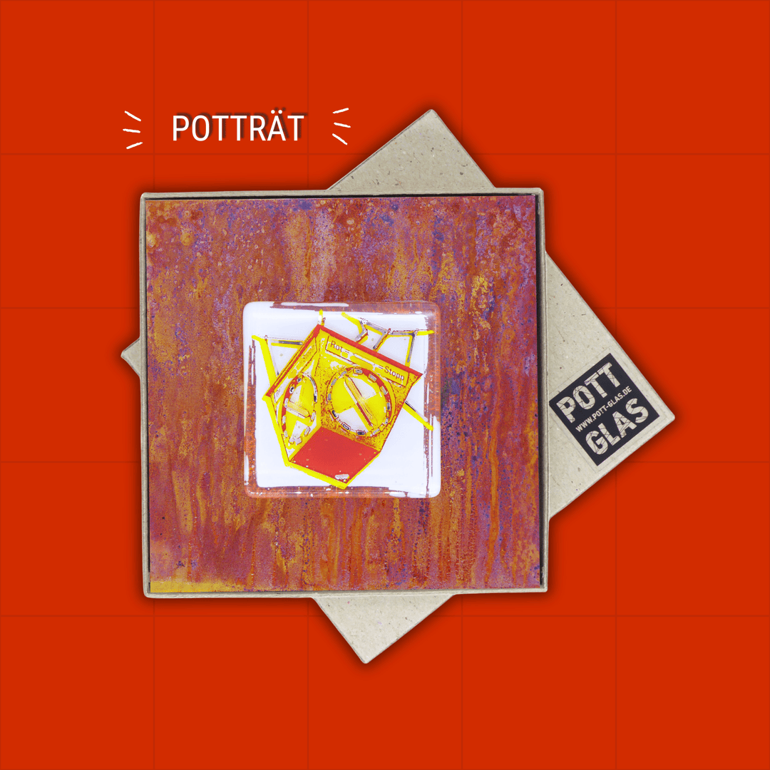 Pop Art Infografik: Nachhaltigkeit. Zeigt Pott Glas "Potträt" in offener Geschenk-Naturkartonage mit Logo auf Stülpdeckel. Motivbeispiel: Heuer-Ampel Bochum in Gelb.