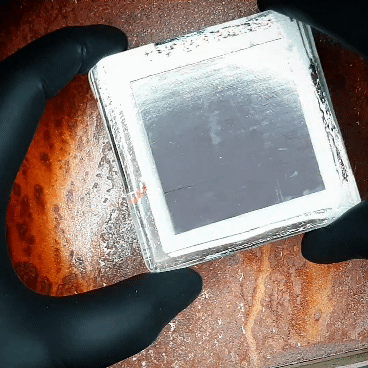 GIF 2 – Pott Glas Produktmerkmal am Beispiel der "Heuer-Ampel": Zeigt magnetisches Potträt in Rot auf Roststahl.