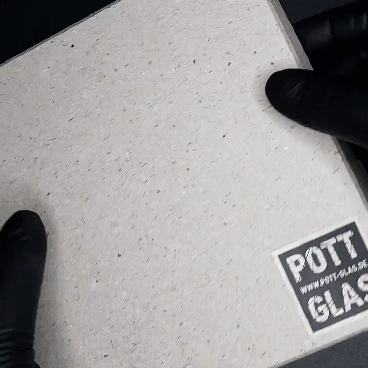 GIF 3 – Pott Glas Produktmerkmal am Beispiel der "Heuer-Ampel": Zeigt Wand-Potträt in Rot auf Roststahl. Wand- und verschenkfertig verpackt. Mit beiliegender Pflegeinfo und Anleitung zur Wandmontage.