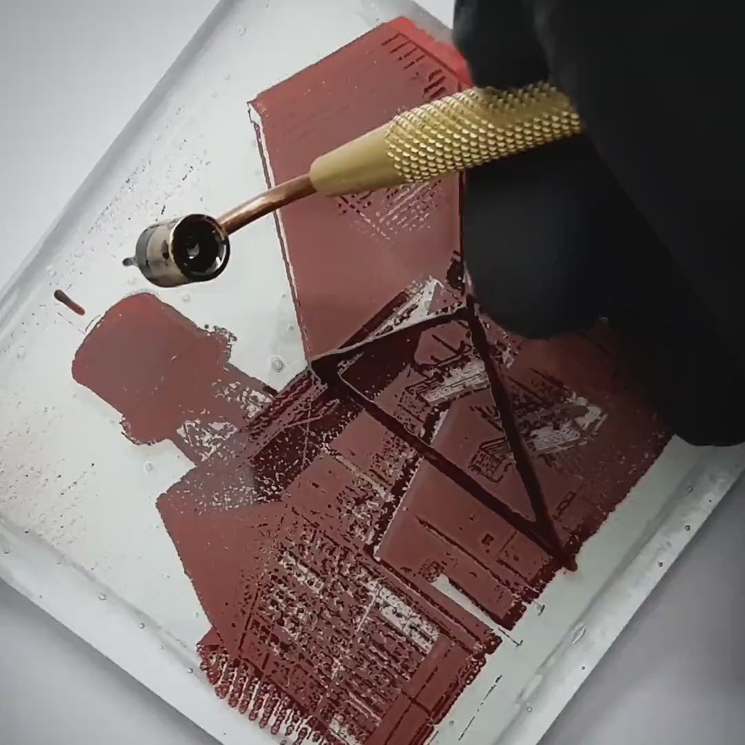 Pott Glas Produktvideo. Zeigt das manuelle Setzen von Akzenten am „Jahrhunderthalle“-Glasbild mit Flüssiggold und Platin.