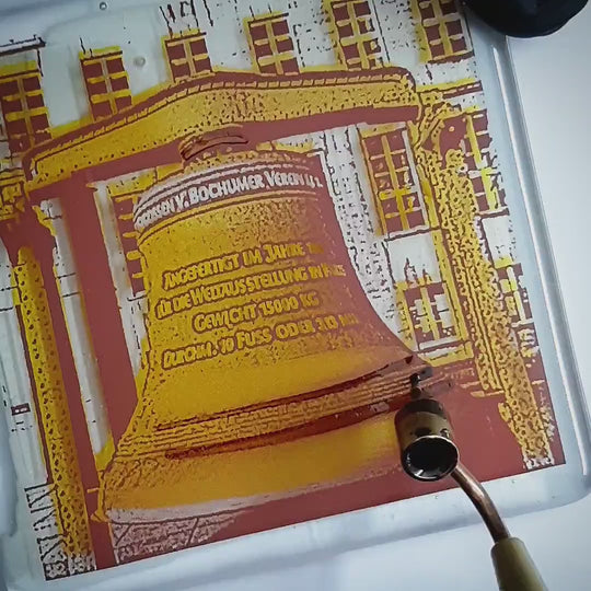 Pott Glas Produktvideo. Zeigt das manuelle Setzen von Akzenten am „Rathaus“-Glasbild mit Flüssiggold und Platin.