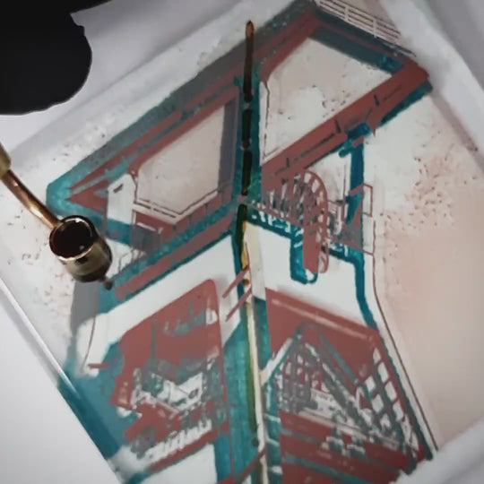 Pott Glas Produktvideo. Zeigt das manuelle Setzen von Akzenten am „Bergbau-Museum“-Glasbild mit Flüssiggold und Platin.