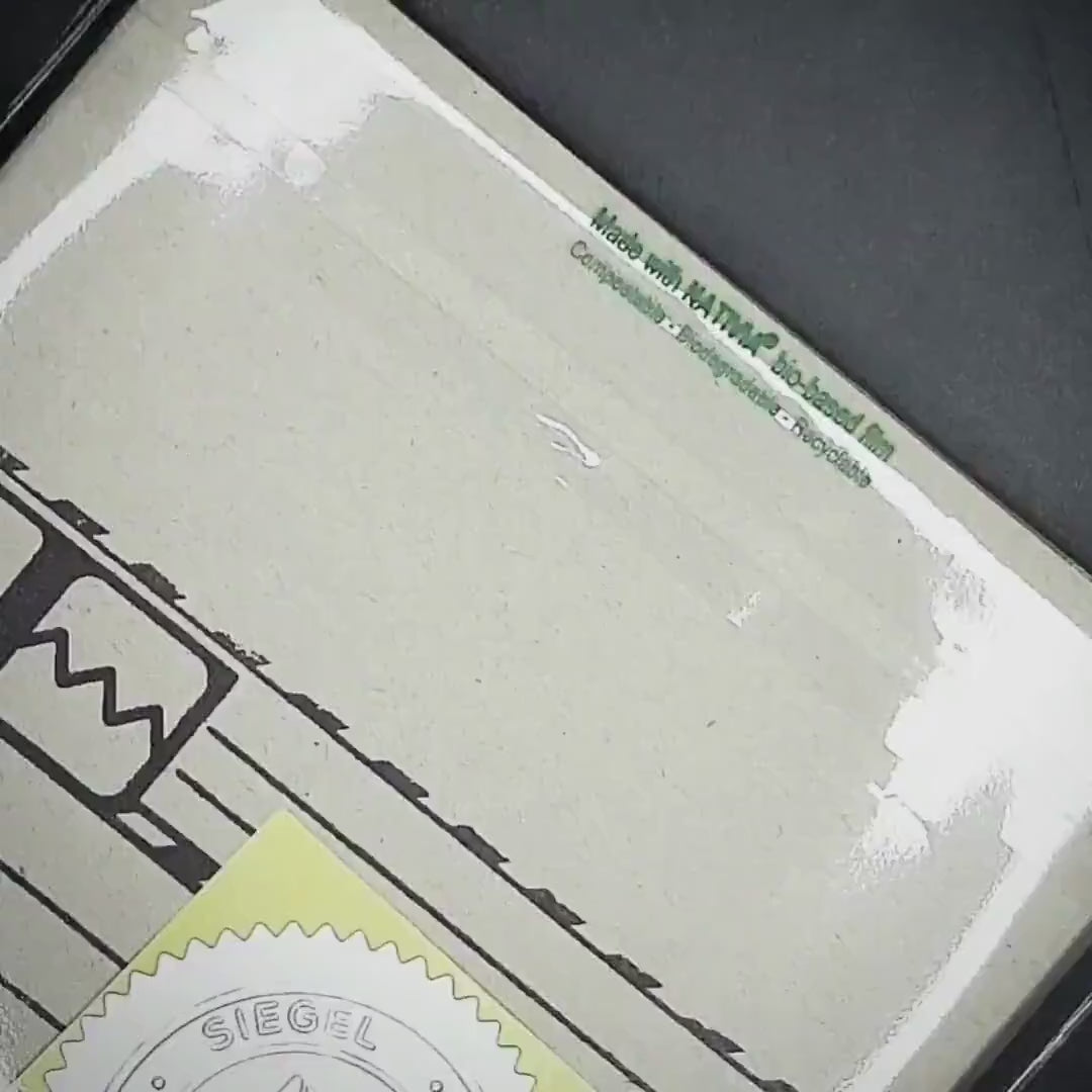 POTT GLAS Produktvideo. Magnet-Potträt im nachhaltigen Karten-Inlay am Beispiel des Heuer-Ampel-Motivs. Zeigt das Auspacken, Beschriften, Versiegeln und Verschenken der Inlay-Karte.