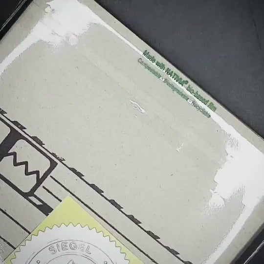 POTT GLAS Produktvideo. Magnet-Potträt im nachhaltigen Karten-Inlay am Beispiel des Heuer-Ampel-Motivs. Zeigt das Auspacken, Beschriften, Versiegeln und Verschenken der Inlay-Karte.
