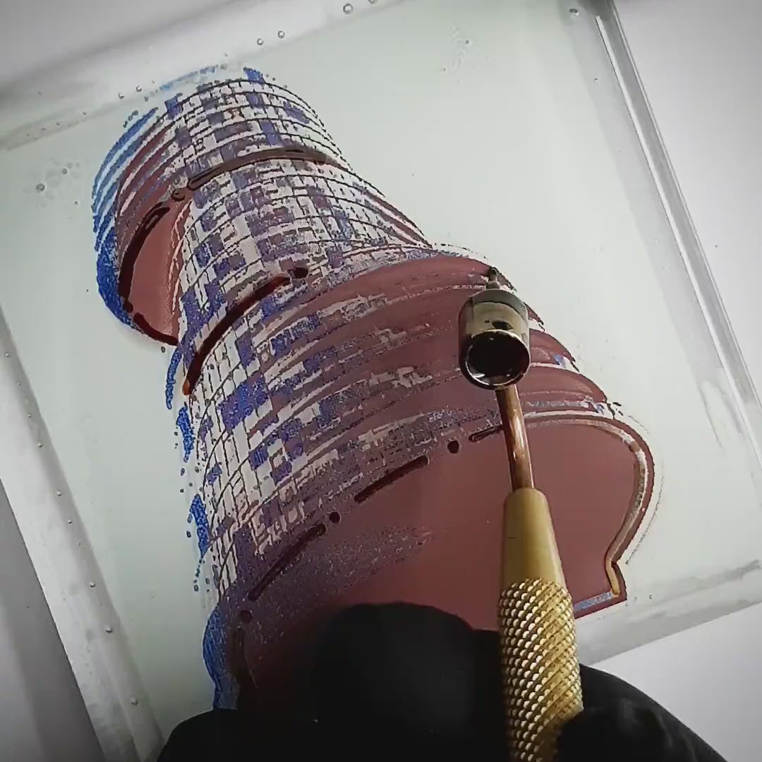 Pott Glas Produktvideo. Zeigt das manuelle Setzen von Akzenten am „Exzenterhaus“-Glasbild mit Flüssiggold und Platin.