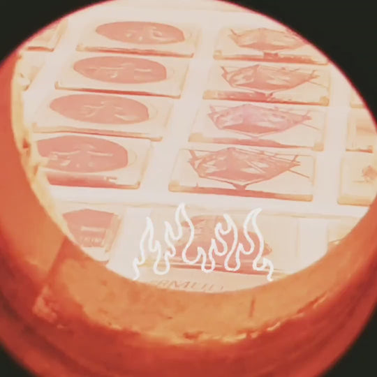 Pott Glas Produktvideo. Erster Fotobrand. Blick durch das Guckloch in den Brennofen bei 850 °C. Ofenladung mit Bochum-Motiven.