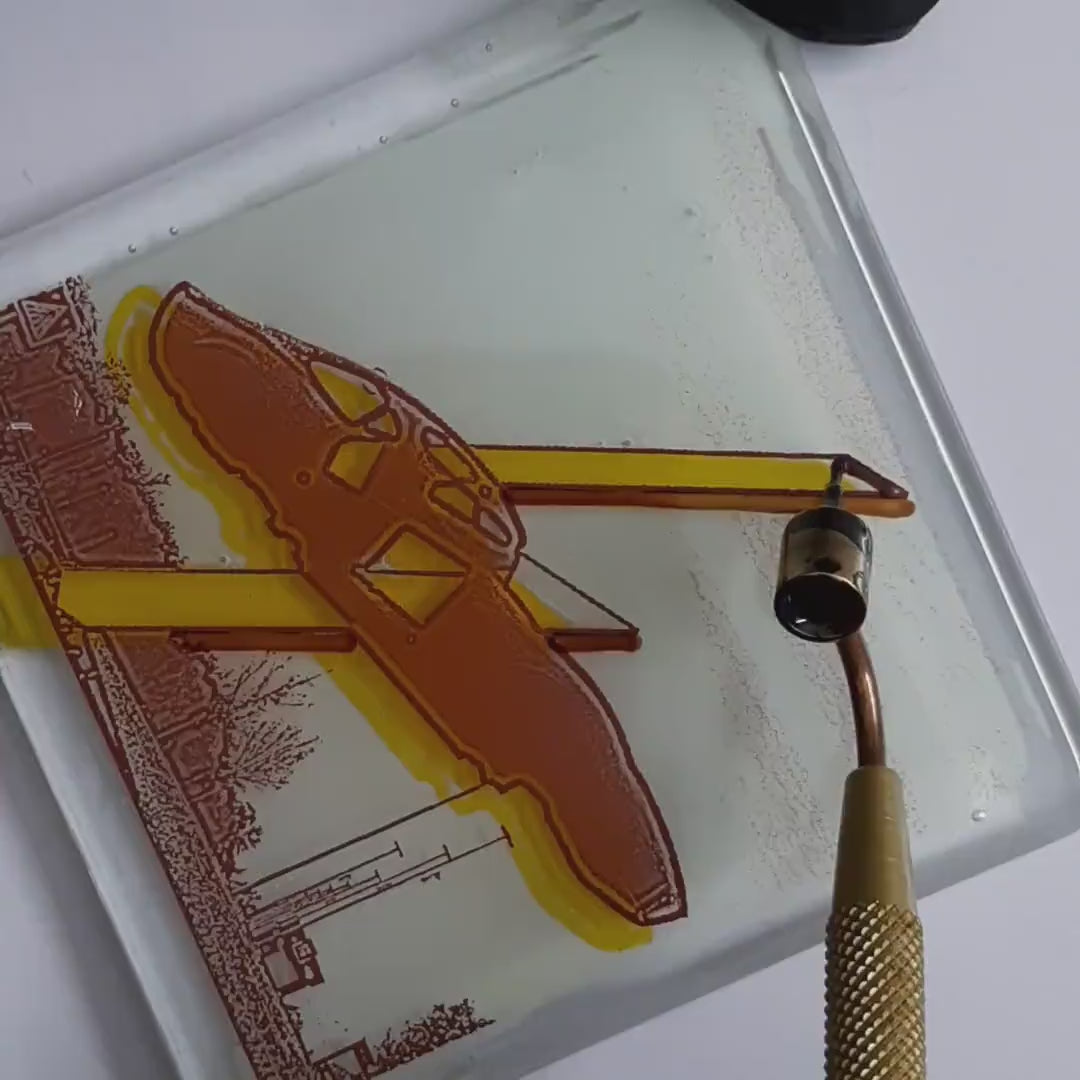 Pott Glas Produktvideo. Zeigt das manuelle Setzen von Akzenten am „Opel“-Glasbild mit Flüssiggold und Platin.